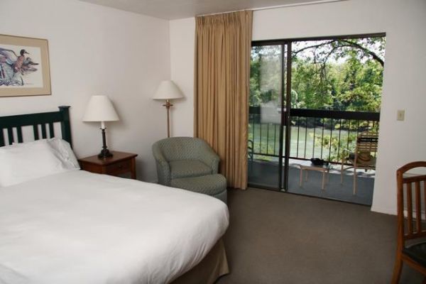THE RIVERSIDE INN (Grants Pass)